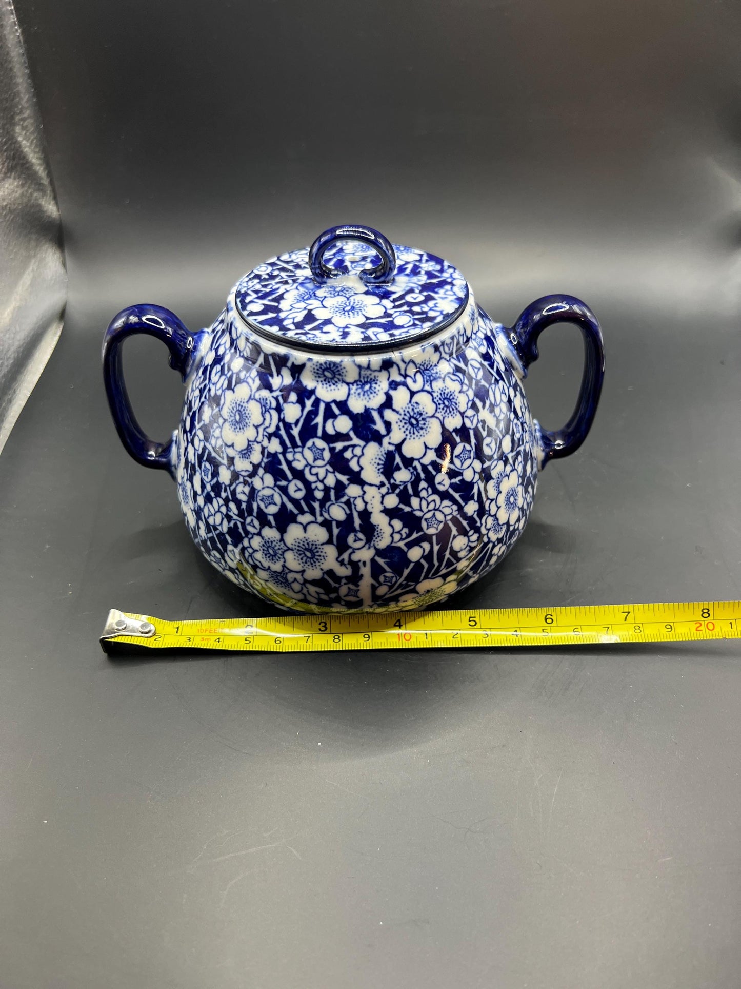 Art Deco Royal Doulton lidded sugar bowl. Hawthorn pattern.