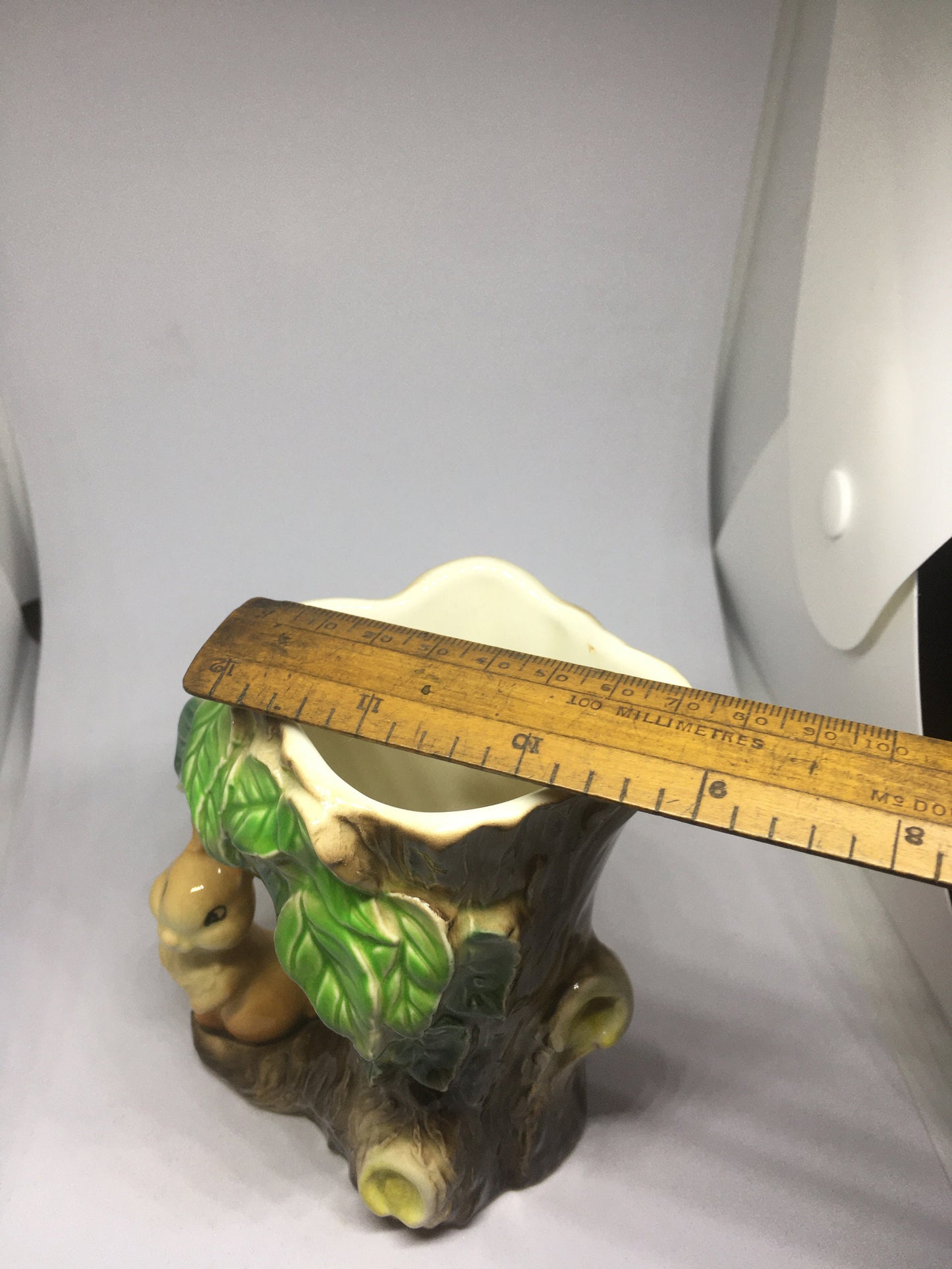 Vintage Hornsea ceramic tree stump Vase with sitting bunny. Made in England Fauna Stamped 55.