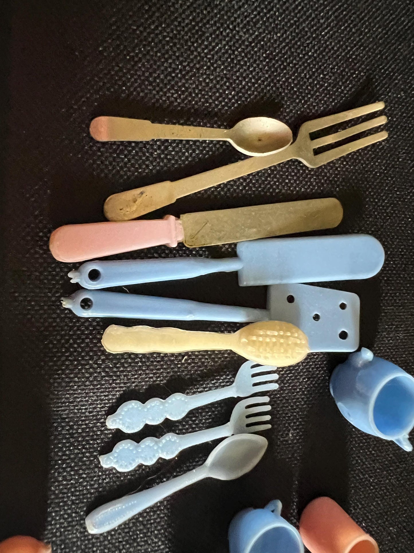 Dolls house miniature plastic cutlery plates, serving utensils.