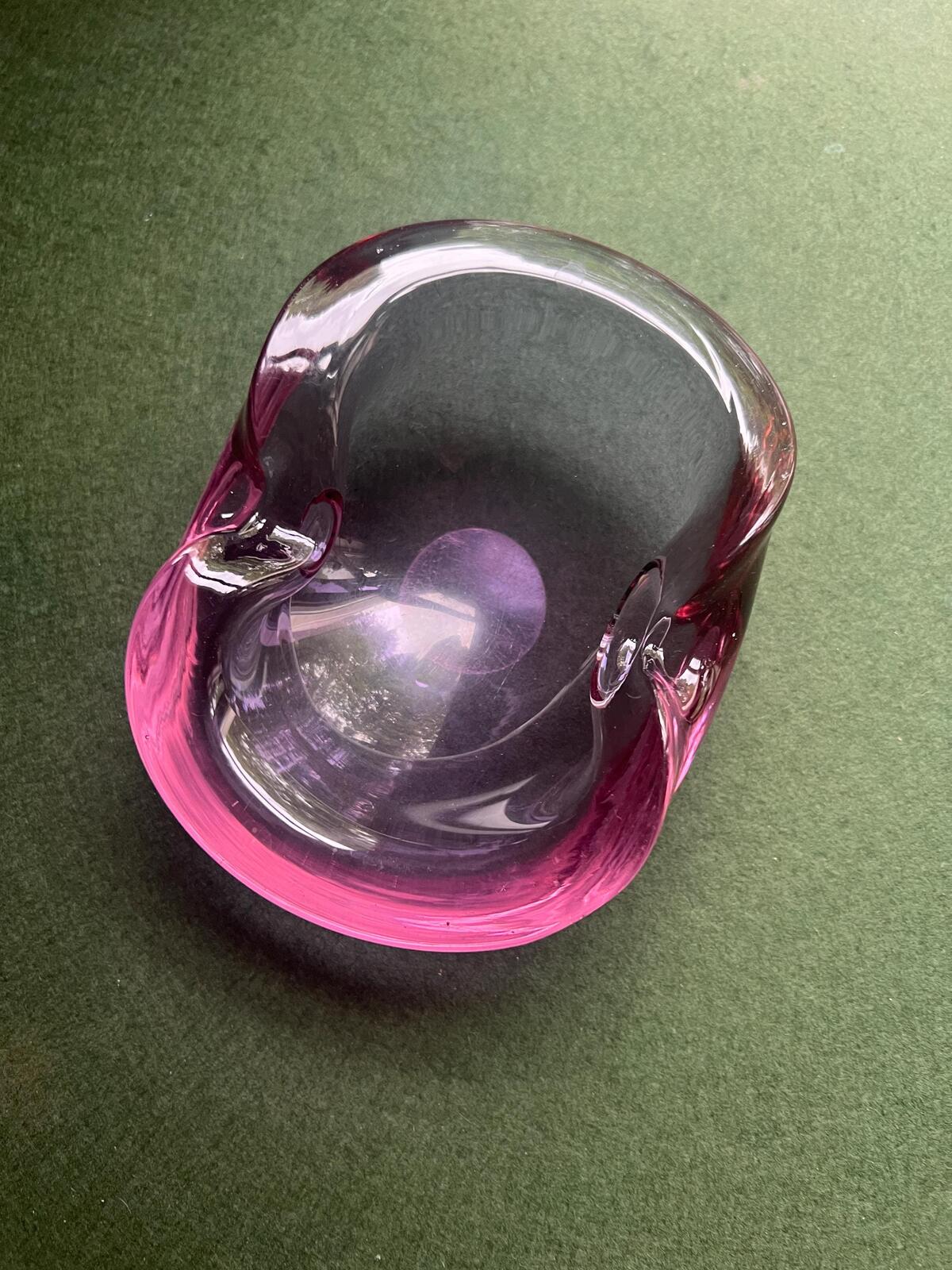 Vintage neodymium alexandrite glass ashtray. Beautiful colour changing oval trinket ring dish. Collectible purple pink hand blown glass.