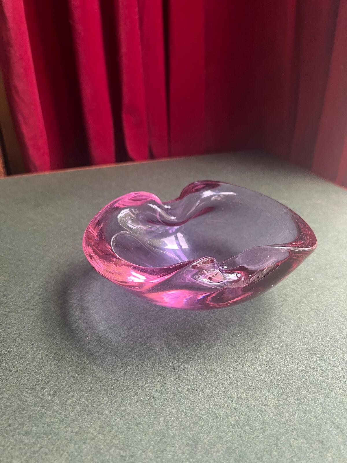 Vintage neodymium alexandrite glass ashtray. Beautiful colour changing oval trinket ring dish. Collectible purple pink hand blown glass.