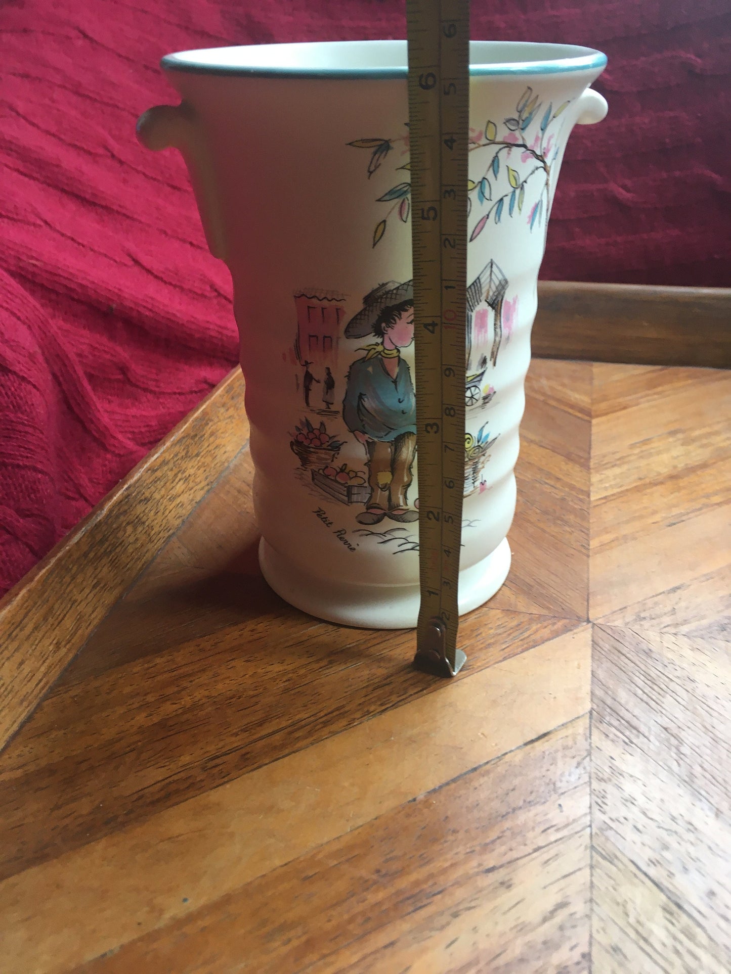 Utensil holder vase. Vintage Kitsch Crown Ducal Ware Petit Pierre Market scene.