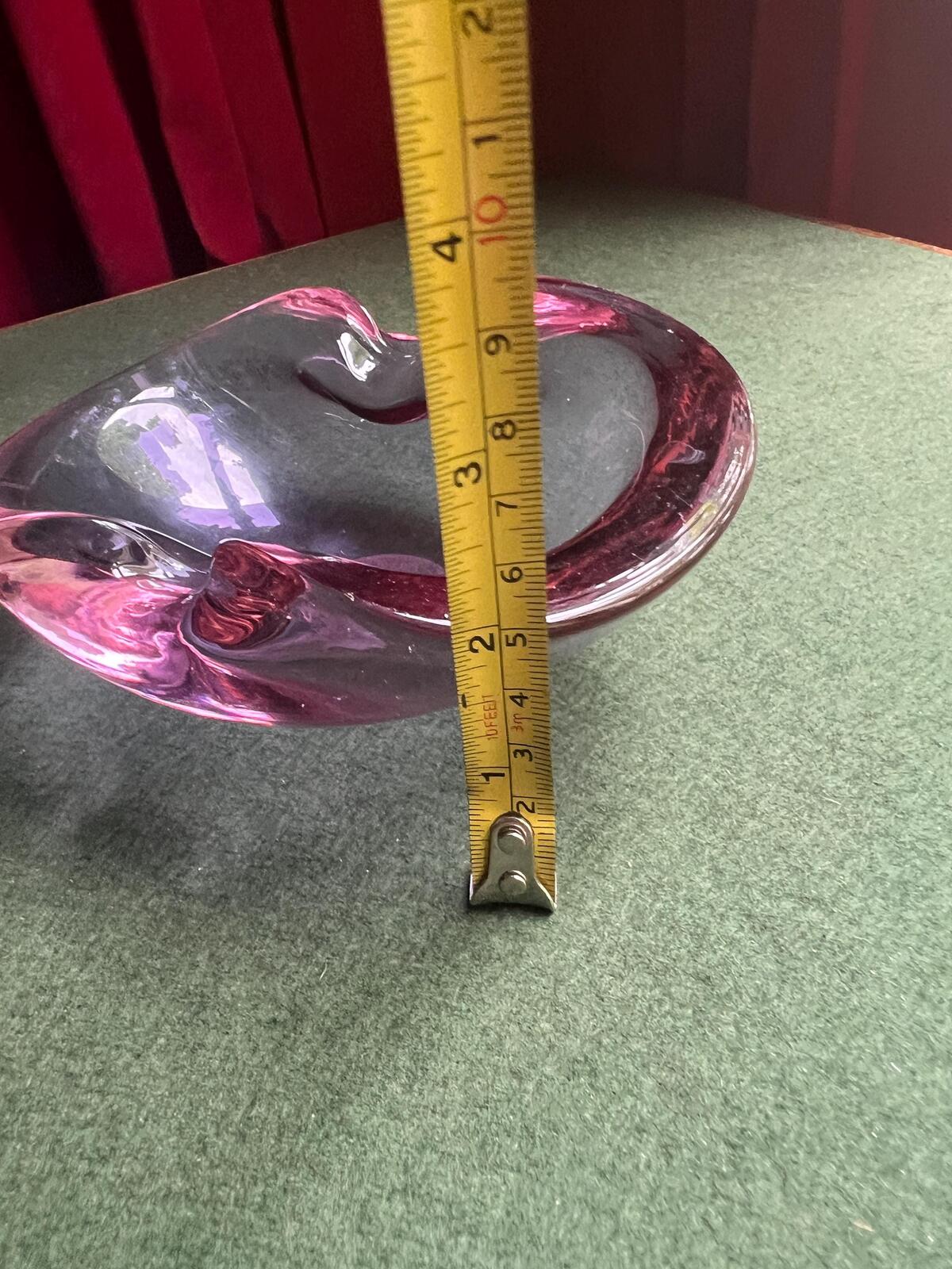 Vintage neodymium alexandrite glass ashtray. Beautiful colour changing oval trinket ring dish. Collectible purple pink hand blown glass.