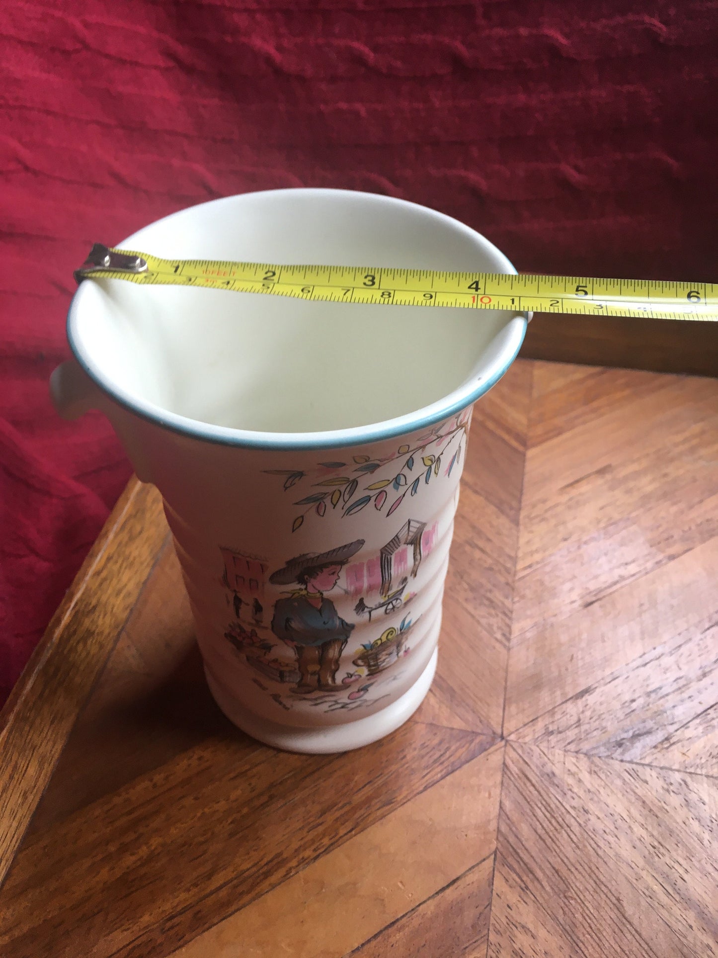 Utensil holder vase. Vintage Kitsch Crown Ducal Ware Petit Pierre Market scene.