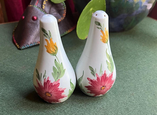 Ceramic salt and pepper shakers. Radford. Stamped England 929.