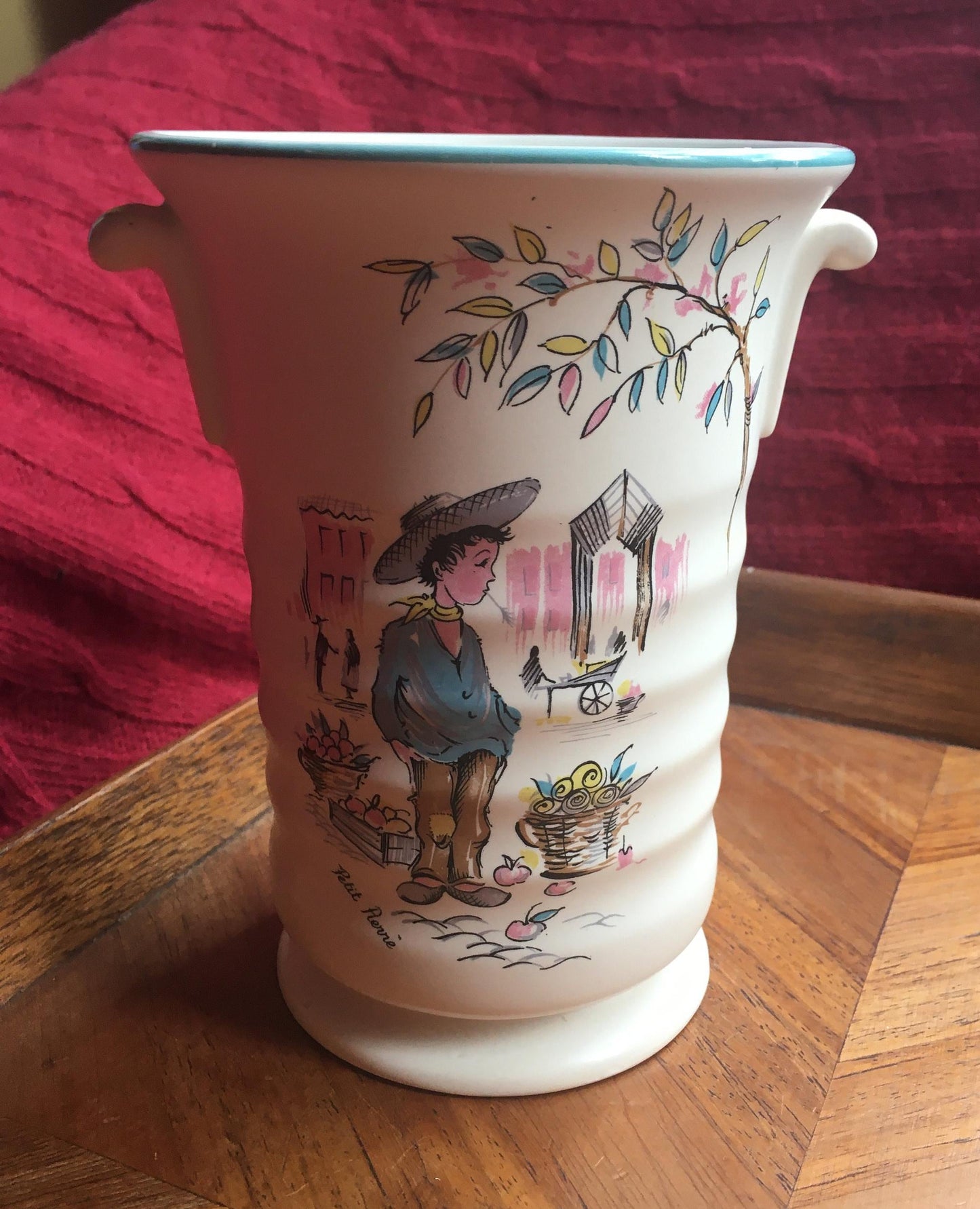Utensil holder vase. Vintage Kitsch Crown Ducal Ware Petit Pierre Market scene.