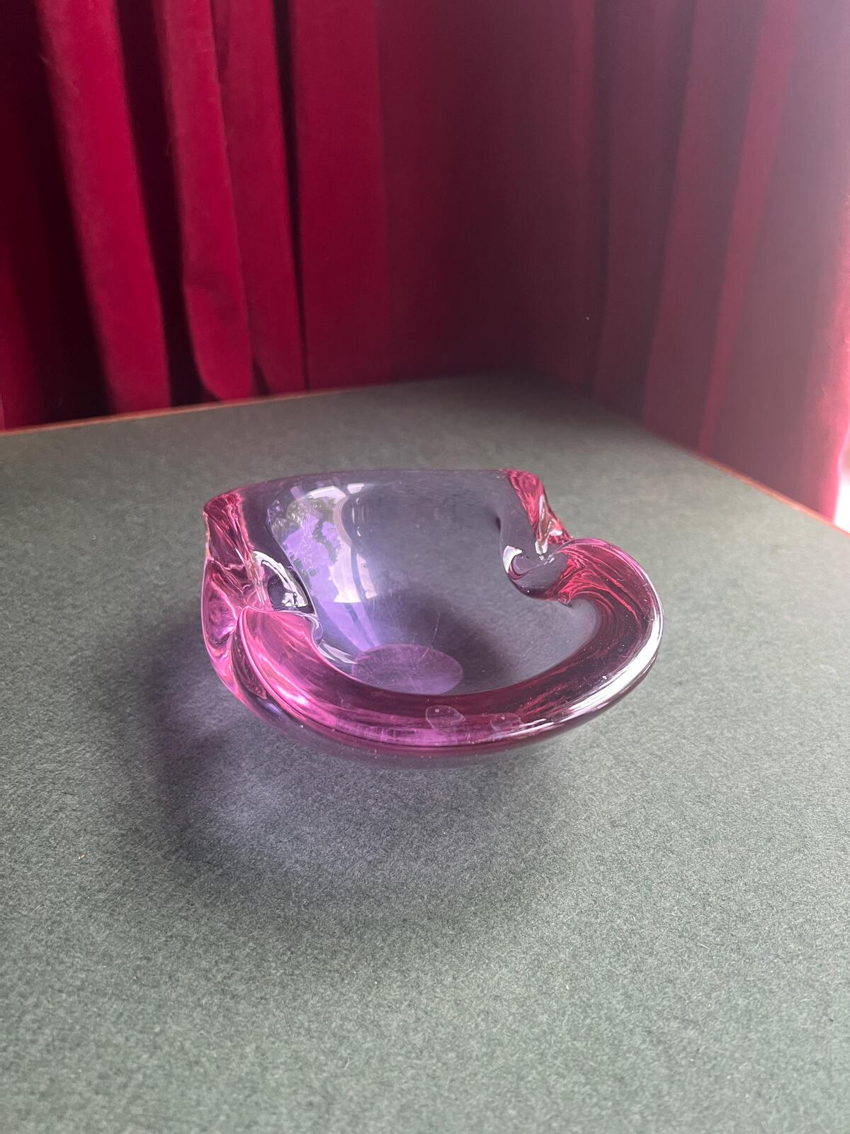 Vintage neodymium alexandrite glass ashtray. Beautiful colour changing oval trinket ring dish. Collectible purple pink hand blown glass.