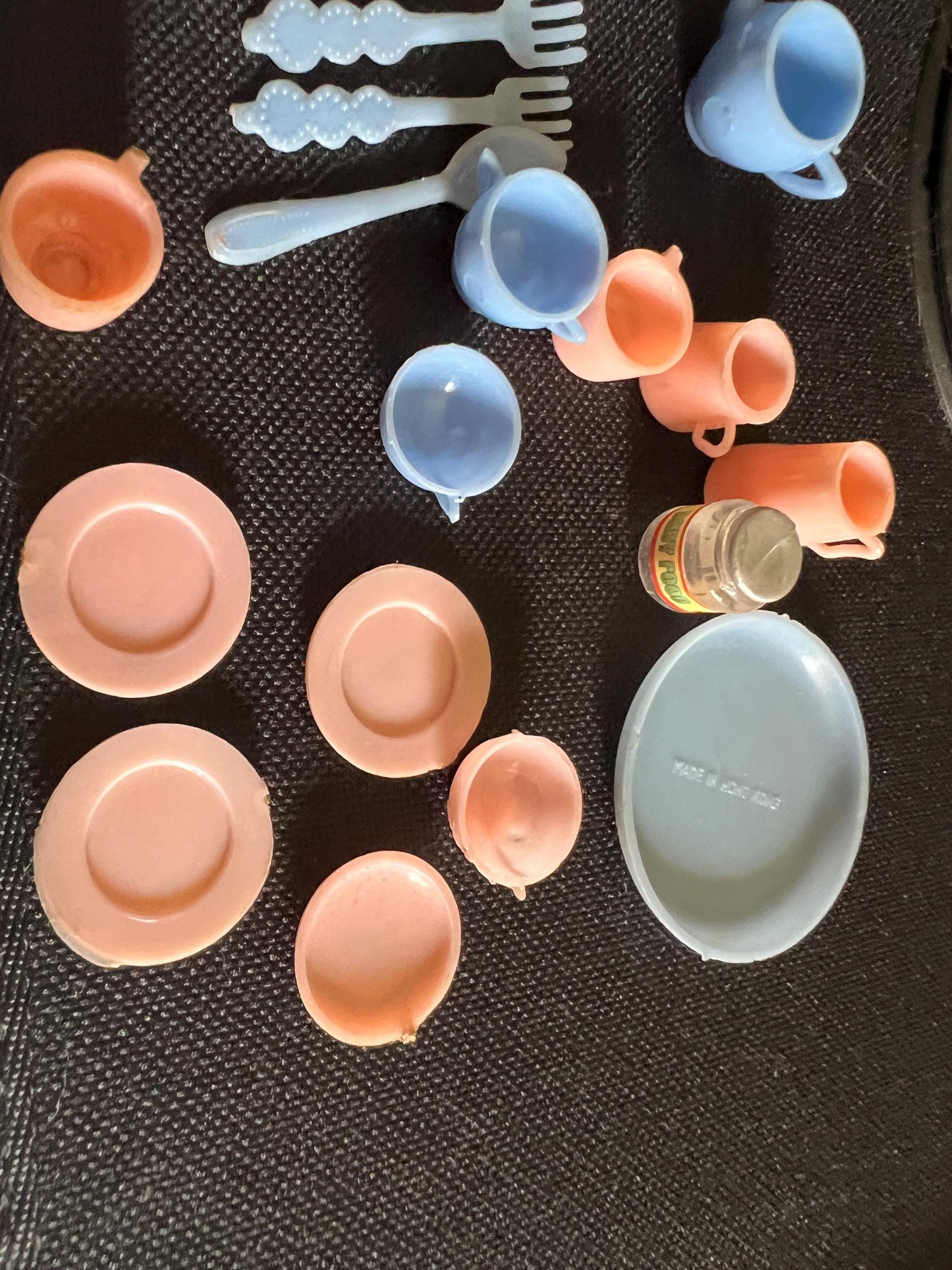 Dolls house miniature plastic cutlery plates, serving utensils.