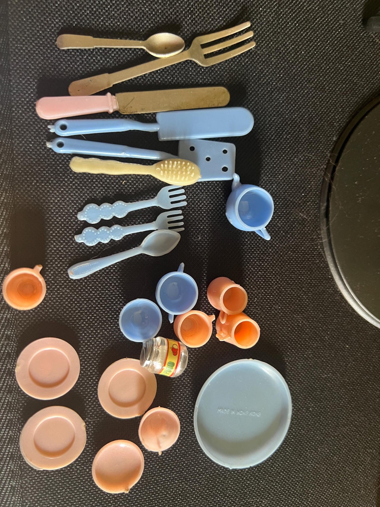 Dolls house miniature plastic cutlery plates, serving utensils.