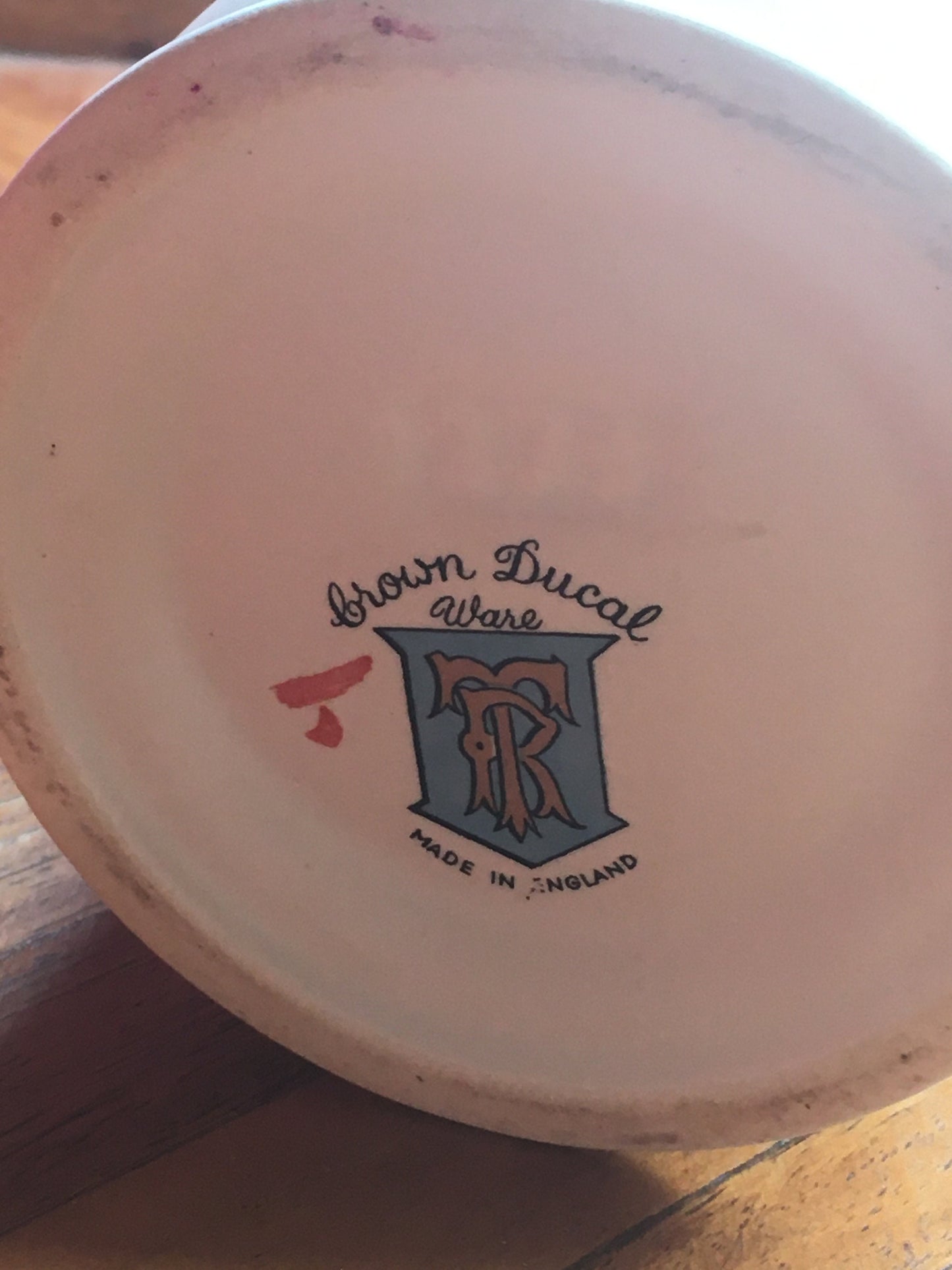 Utensil holder vase. Vintage Kitsch Crown Ducal Ware Petit Pierre Market scene.