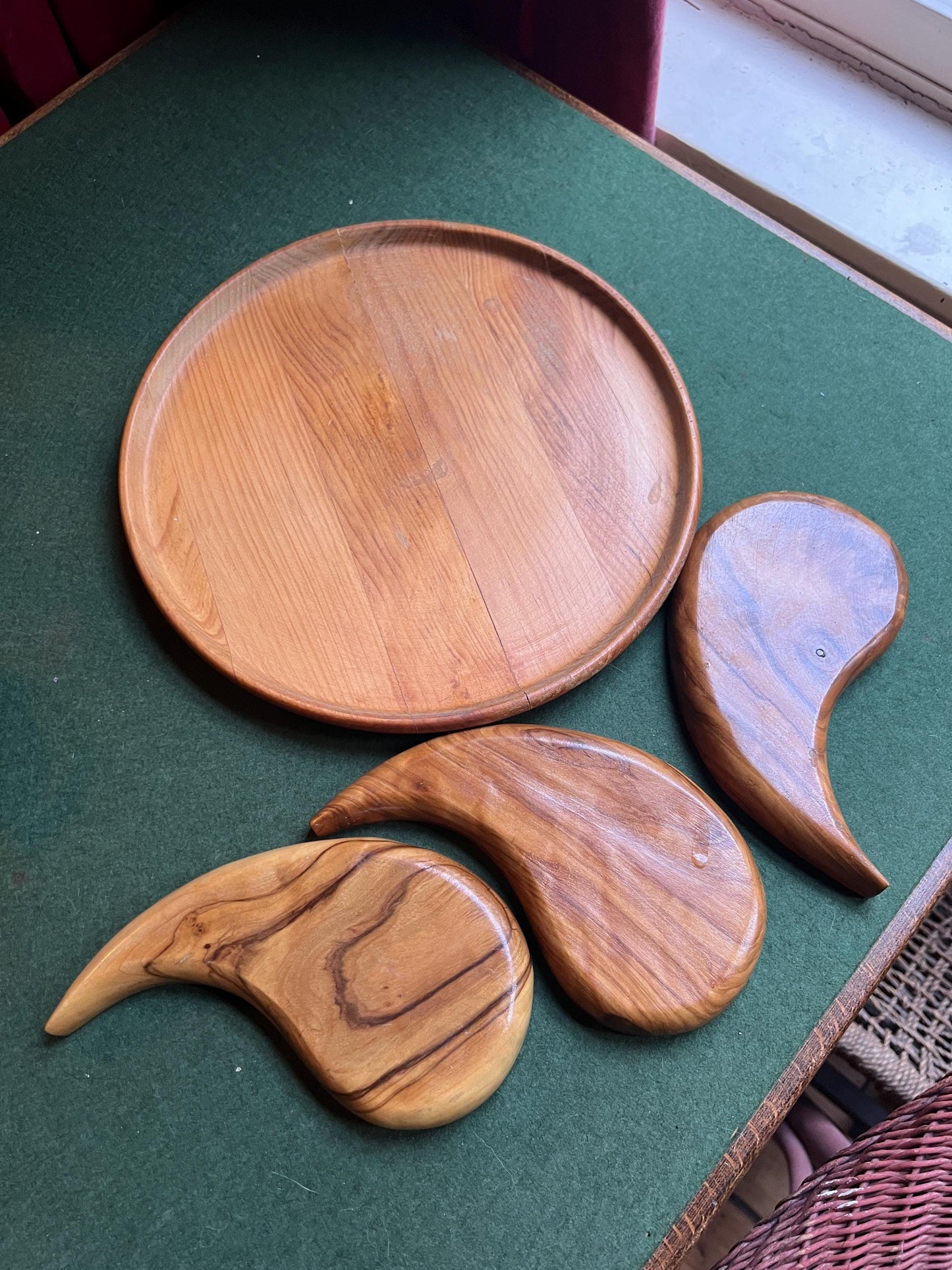 MCM wooden serving tray with 3 Yin Yang bowls. Monkey pod wooden trinket trays. Festive serving ware.