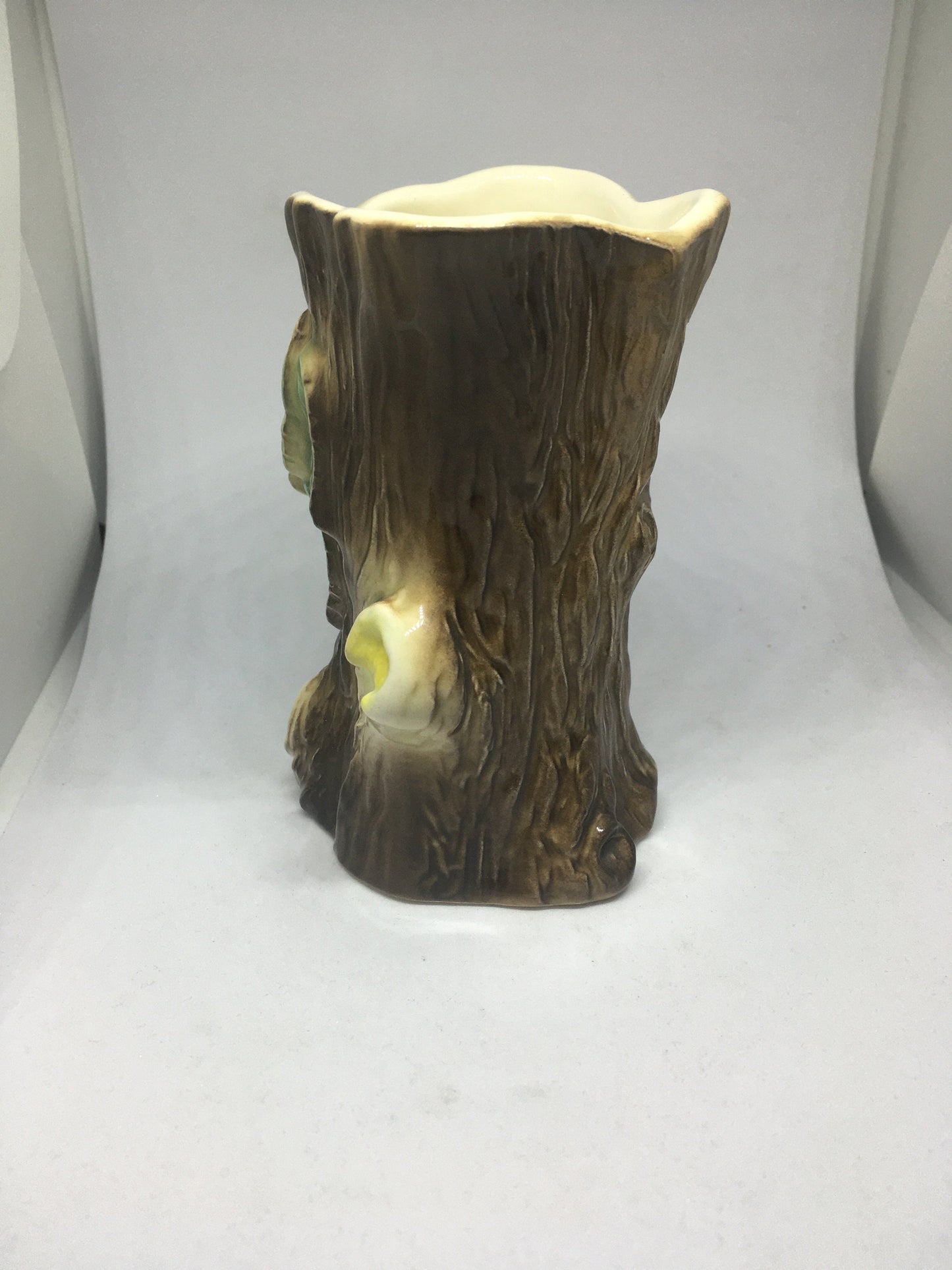 Vintage Hornsea ceramic tree stump Vase with sitting bunny. Made in England Fauna Stamped 55.