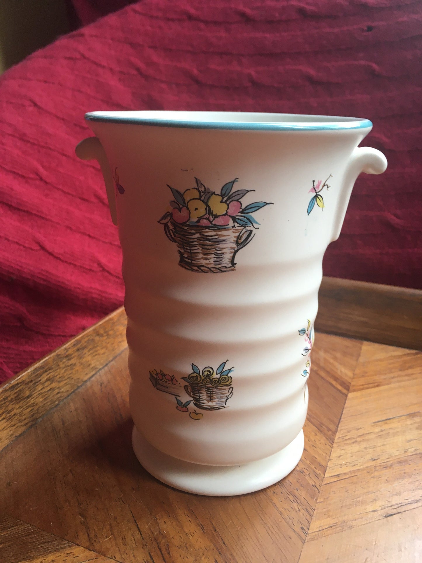 Utensil holder vase. Vintage Kitsch Crown Ducal Ware Petit Pierre Market scene.