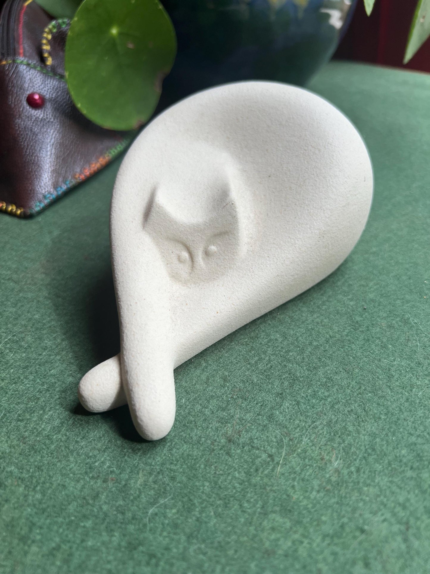 Modernist Stone ware relaxing cat figurine Lineasette Made in Italy